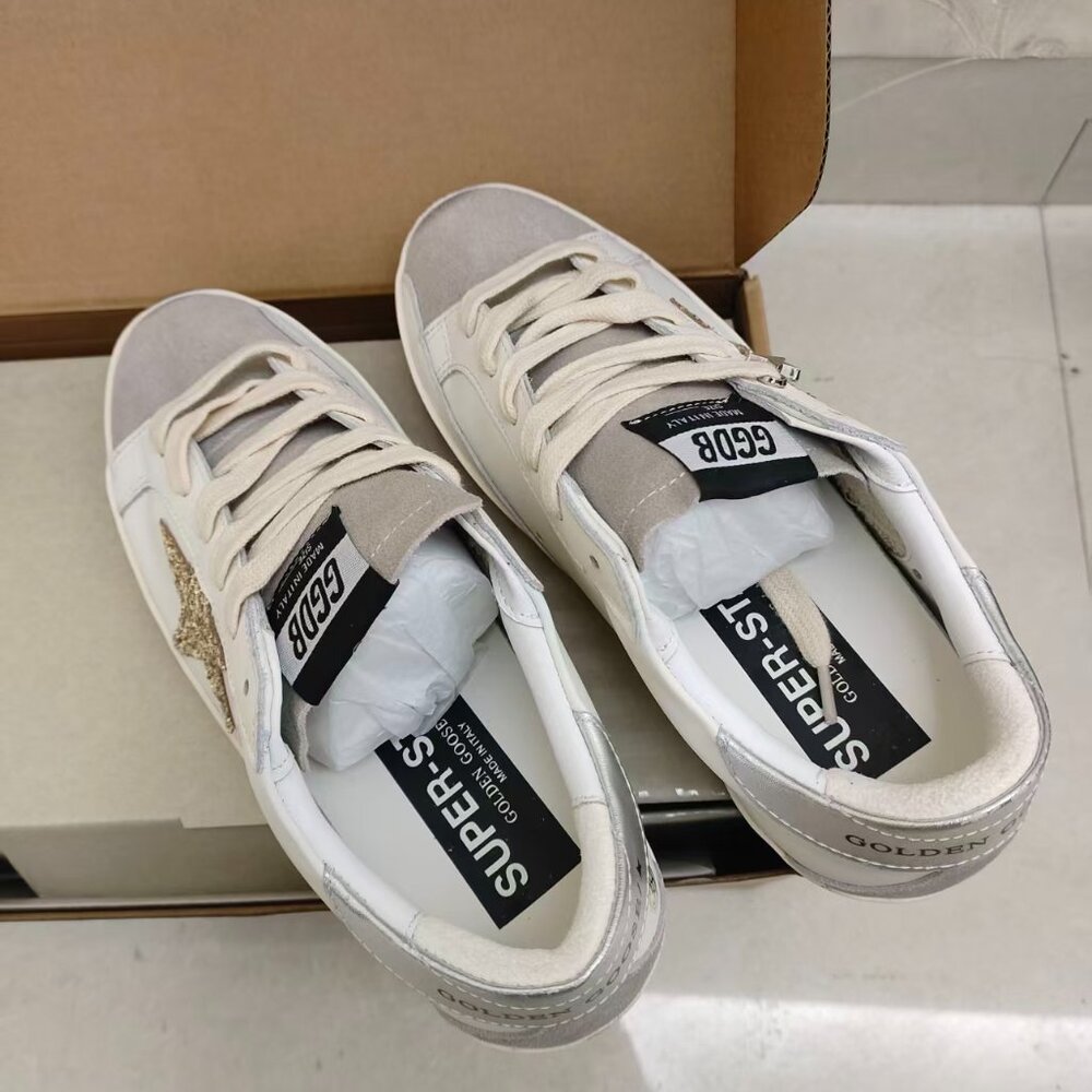 Golden Goose Classic Unisex Sneakers - Picture 3 of 5